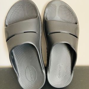 Oofos recovery sandals